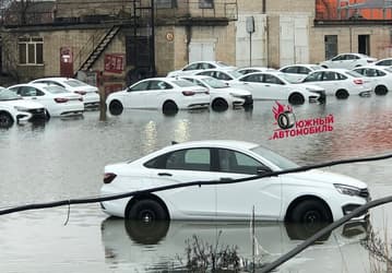 В Ростове-на-Дону затопило десятки Lada Vesta