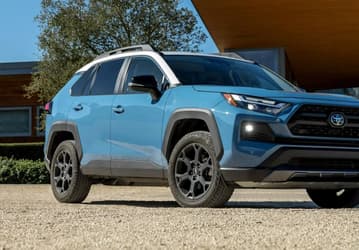 Toyota RAV4 и Land Cruiser — самые популярные кроссоверы и внедорожники на «вторичке» в России, но им далеко до «Нивы»