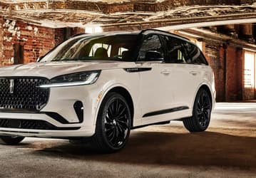 406 л.с., 10-ступенчатый «автомат», полный привод и адаптивная подвеска уже в базе. Представлен Lincoln Aviator 2025 — это «люксовый Ford Explorer»