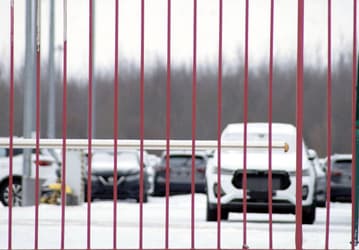 На бывшем российском заводе Nissan засняли сотни собранных отечественных кроссоверов XCITE (Chery Tiggo 7 Pro), они без решёток и логотипов