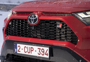 Совершенно новый Toyota RAV4 будет больше текущей модели. Дизайн будет напоминать Toyota C-HR