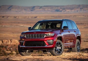 Jeep Grand Cherokee 2024 оказался на 4500 долларов дешевле прошлогодней модели. Jeep объяснил снижение цены «борьбой с растущей инфляцией»