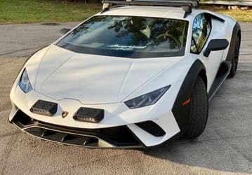 Внедорожный суперкар Lamborghini Huracan Sterrato выставили на продажу в России. У него 5,2-литровый мотор V10 мощностью 610 л.с. и полный привод