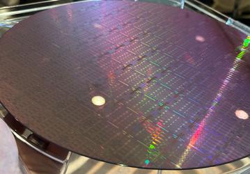Это целая пластина с процессорами Intel Granite Rapids. Похоже, только они будут выпускаться по нормам Intel 3