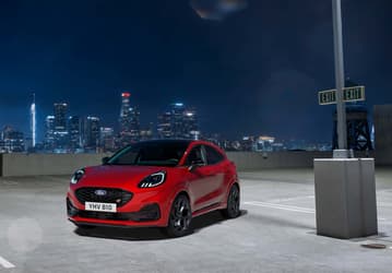 Ford пошел по пути абсурдного «даунсайзинга». Кроссовер Ford Puma ST 2024 получил литровый моторчик, «надутый» до 168 л.с.