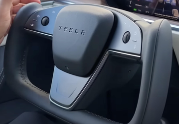 Tesla выпустила новое рулевое колесо с привычным звуковым сигналом и улучшенным качеством
