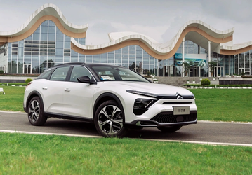 Купеобразный кроссовер Citroёn C5 X подешевел в России на 200 тыс. рублей