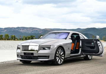 Редчайший Rolls-Royce Spectre, очередь за которым выстроилась до 2025 года, едет в Россию. Его оценили вдвое дороже, чем в США