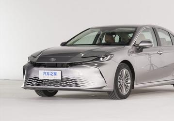 Совершенно новая Toyota Camry (XV80) подешевела в России. Она доступнее и экономичнее Camry предыдущего поколения (XV70)