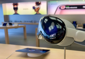 Спрос на Apple Vision Pro оказался выше ожидаемого, всего 1% покупателей возвращает гарнитуру. Apple пока не начала разработку более дешёвой версии