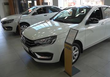 Lada Vesta в минимальной и максимальной комплектациях сравнили на видео. Такие машины у дилера продаются бок о бок, но перепутать их сложно