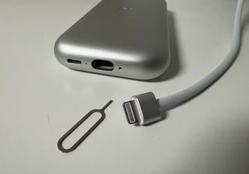 Apple придумала новый фирменный разъём, похожий на Lightning. Он используется для подключения Apple Vision Pro к аккумулятору