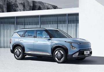 Kia, а у Sportage такое будет? Представлен топовый Kia EV5: сверхкомфортное кресло водителя, холодильник и откидной столик, как в самолёте