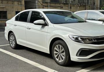 Официальный дилер Volkswagen привёз в Россию новый седан Volkswagen Bora 300 TSI: 160 л.с., «автомат» и хорошее оснащение за 2,76 млн рублей