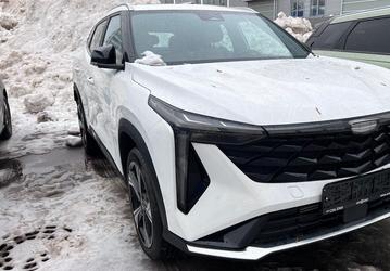 В Россию привезли совершенно новый кроссовер Geely Atlas Cool. Первое фото