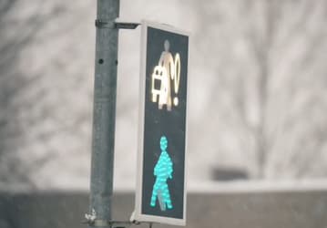 В Москве появились светофоры, предупреждающие пешеходов о машинах за поворотом
