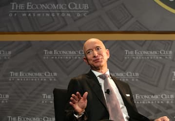 Большая сделка на фоне успешного года: основатель Amazon Джефф Безос продал свои акции на $2 млрд, при этом акции Amazon растут более чем на 78%