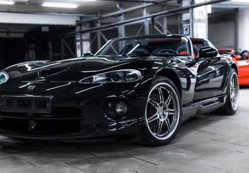 Мотор V8 456 л.с., задний привод и механическая коробка передач. В России на продажу выставили хардкорный Dodge Viper в идеальном состоянии
