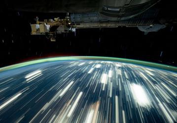 Полярное сияние и городские огни: астронавт NASA Дон Петтит поделился новыми фотографиями с МКС
