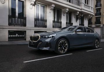 Новая «пятёрка» BMW 5 станет первой моделью компании с технологией V2X