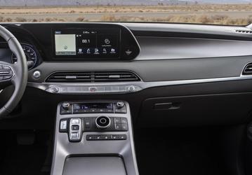 Hyundai больше не хочет злить пользователей: компания собирается увеличить экраны, но от физических кнопок не откажется