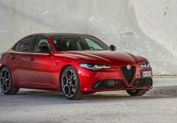 В Россию привезли машину для ценителей — Alfa Romeo Giulia Veloce с 280-сильным мотором, 8-ступенчатым «автоматом» и полным приводом