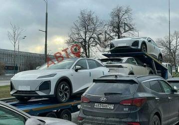 Скандальный кроссовер, расход которого может достигать 30 л на 100 км при заявленных 5 л, будут продавать в России официально. В Москву привезли первую партию Deepal S07