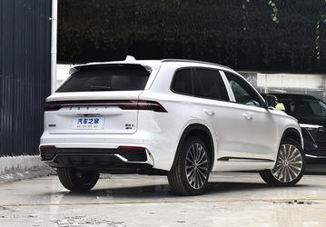 Geely Monjaro 2025 в России сильно подешевел: новинка оказалась даже дешевле дорестайлингового кроссовера, который продают официальные дилеры