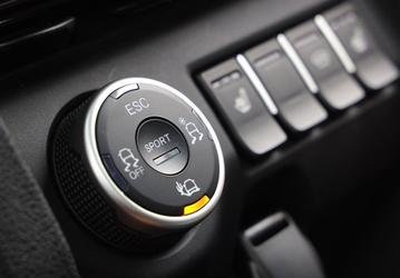 На Lada Vesta NG начали устанавливать систему Lada Ride Select, улучшающую проходимость. На АвтоВАЗе это сочли «грубым и опасным вмешательством в конструкцию автомобиля»