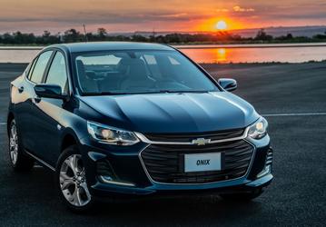 В Россию привезли целую партию Chevrolet Onix — это отлично оснащенный аналог Lada Vesta за 1,9 млн рублей