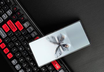 Такие смартфоны до сих пор выпускает только одна компания: новинки с крошечной рамкой, экраном Wukong и  без вырезов в экране от Nubia показали вживую