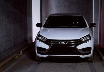 Lada Vesta за 1,5 млн рублей, в которой нет ничего, кроме кондиционера, показали в салоне