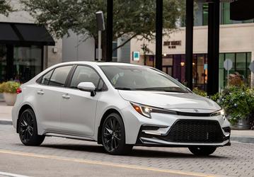 В Россию привезли особую Toyota Corolla — со спортивным обликом, «автоматом» и небольшим расходом