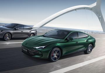 В России появился стильный лифтбэк с 9-ступенчатым «автоматом», мощным 2,0-литровым мотором, 3 годами гарантии и 33-дюймовым экраном. Стартовали продажи MG7