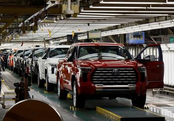 Производство Toyota сокращается девятый месяц подряд, но продажи выросли впервые почти за полгода