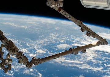 Астронавт Дон Петтит запечатлел робота Dextre в действии на МКС
