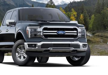 Самый популярный американский внедорожник приехал в Россию. Ford F-150 предлагается с 720-сильным мотором V8 и 450-сильным V6