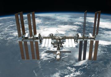 Астронавты готовятся освободить место для грузового корабля SpaceX Cargo Dragon на МКС
