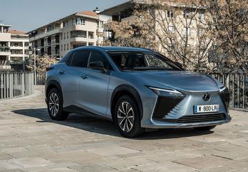 В Россию привезли новый Lexus RZ450e — с полным приводом и 313 л.с.