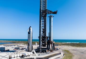 Super Heavy доставили на стартовую площадку перед шестым стартом Starship. У SpaceX в запасе еще минимум два ускорителя