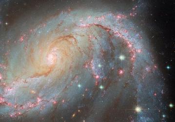 Небесное световое шоу в наблюдениях «Хаббла»: NGC 1672 демонстрирует сверхновую и активное галактическое ядро