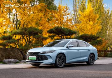 Простор как в Camry, 2100 км на баке бензина и хорошее оснащение — недорого. Новейший BYD Qin L можно заказать в России за 2,5 млн рублей