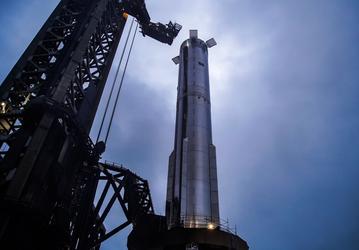 Starship снова в деле. Спустя всего 17 дней после шестого испытательного полета на стартовый стол вновь вывезли гигантский ускоритель Super Heavy B14