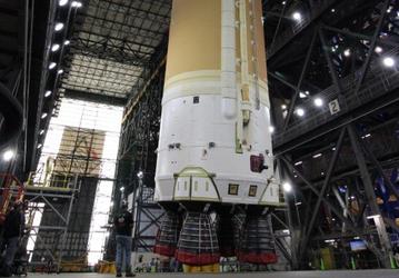Ракета-носитель SLS NASA установлена в вертикальное положение в космическом центре Кеннеди