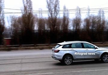 Так выглядит «мул» кроссовера на базе Lada Vesta. Машина уже на дорогах общего пользования