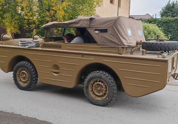 В России продают уникальный плавающий внедорожник Ford