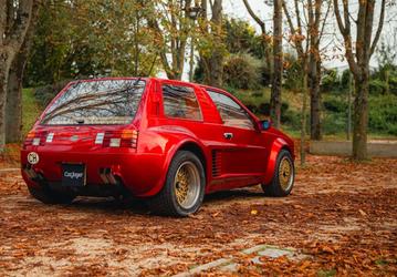 В этом сложно поверить, но это Ferrari 308 GTB в другом кузове. Для Sbarro Super Eight создали новый кузов