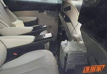 Аналог Toyota Alphard и бестселлер Denza меняет поколение: появились фото и рендеры минивэна BYD Denza D9
