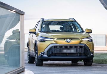 К российским дилерам приехала новая партия кроссоверов Toyota Frontlander — 3,4 млн рублей и нетипичный набор опций