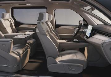 Это первый в истории минивэн Volvo. В России уже можно заказать Volvo EM90